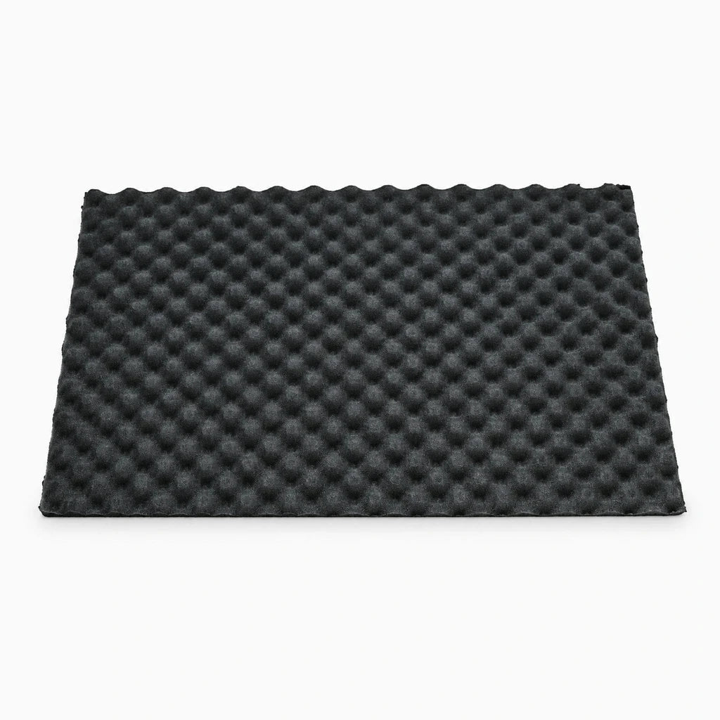 Isolant phonique posé sur surface intérieure d'habitacle pour limiter propagation sonore