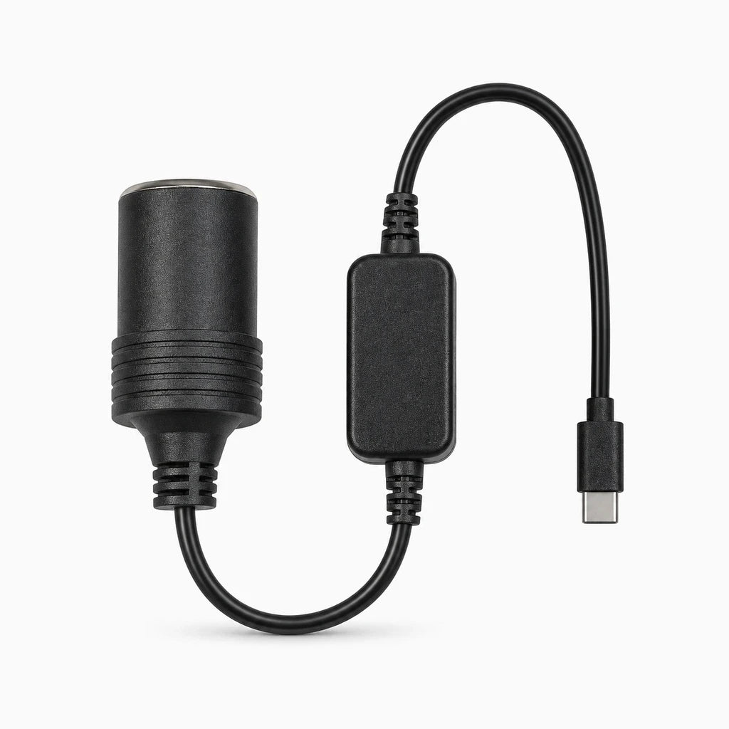 Connecteur USB allume cigare compact positionné dans habitacle auto avec sortie 5V 2A