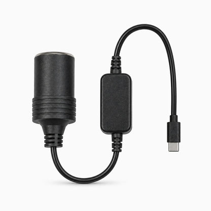 Connecteur USB allume cigare compact positionné dans habitacle auto avec sortie 5V 2A