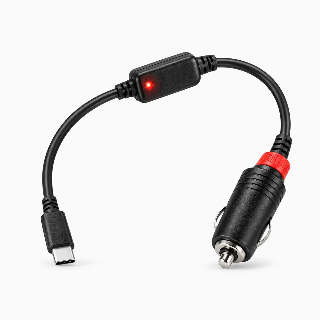 Chargeur allume cigare port USB installé sur tableau de bord véhicule, prêt à recharger appareil mobile