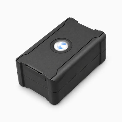 Balise GPS voiture noire discrète posée dans l'habitacle pour suivi en temps réel