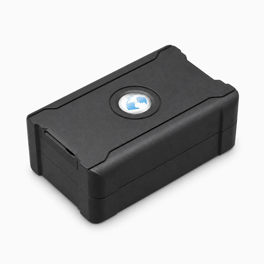 Traceur GPS compact pour voiture affichant localisation précise sur écran mobile