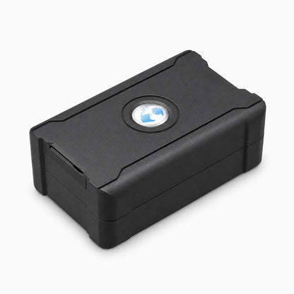 Traceur GPS compact pour voiture affichant localisation précise sur écran mobile