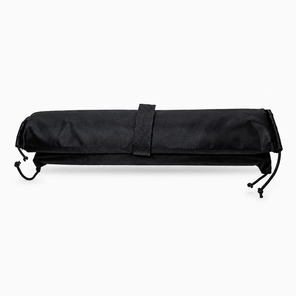 Coussinets de protection glissés autour d'une barre pour toit de voiture, idéal pour transporter kayak ou vélo