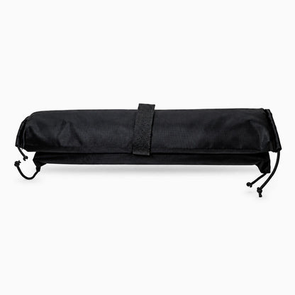 Coussinets de protection glissés autour d'une barre pour toit de voiture, idéal pour transporter kayak ou vélo