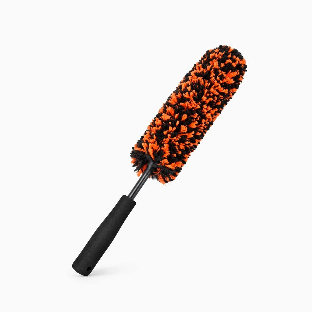 Brosse pour voiture compacte rangée dans un coffre automobile pour l'entretien régulier