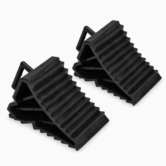 Paire de cales triangulaires en caoutchouc noir pour immobiliser les roues d'une voiture