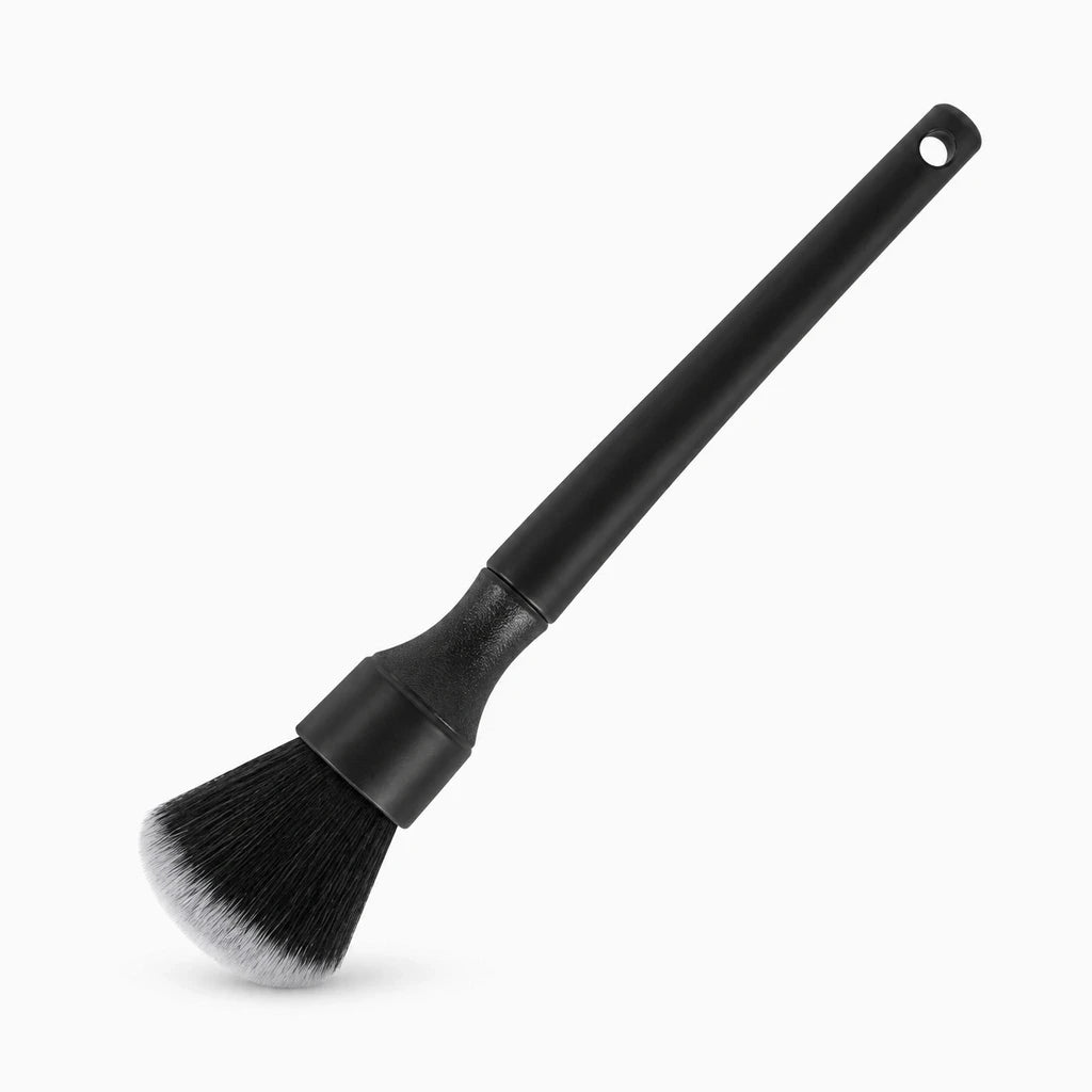 Brosse débosseleur accès zones délicates habitacle sans endommager surfaces plastiques