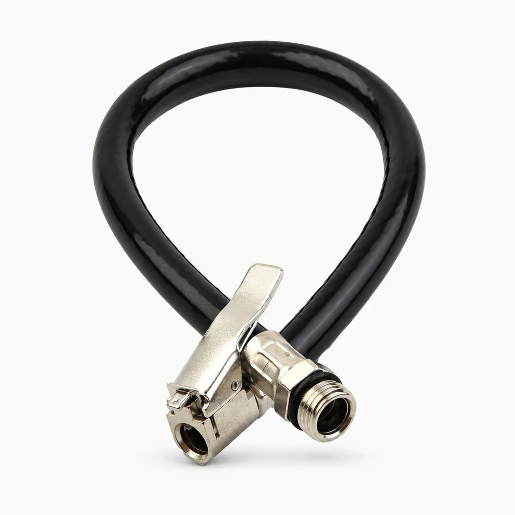 Tuyau souple de gonfleur pneu sans fil en position de gonflage, accès facile aux valves