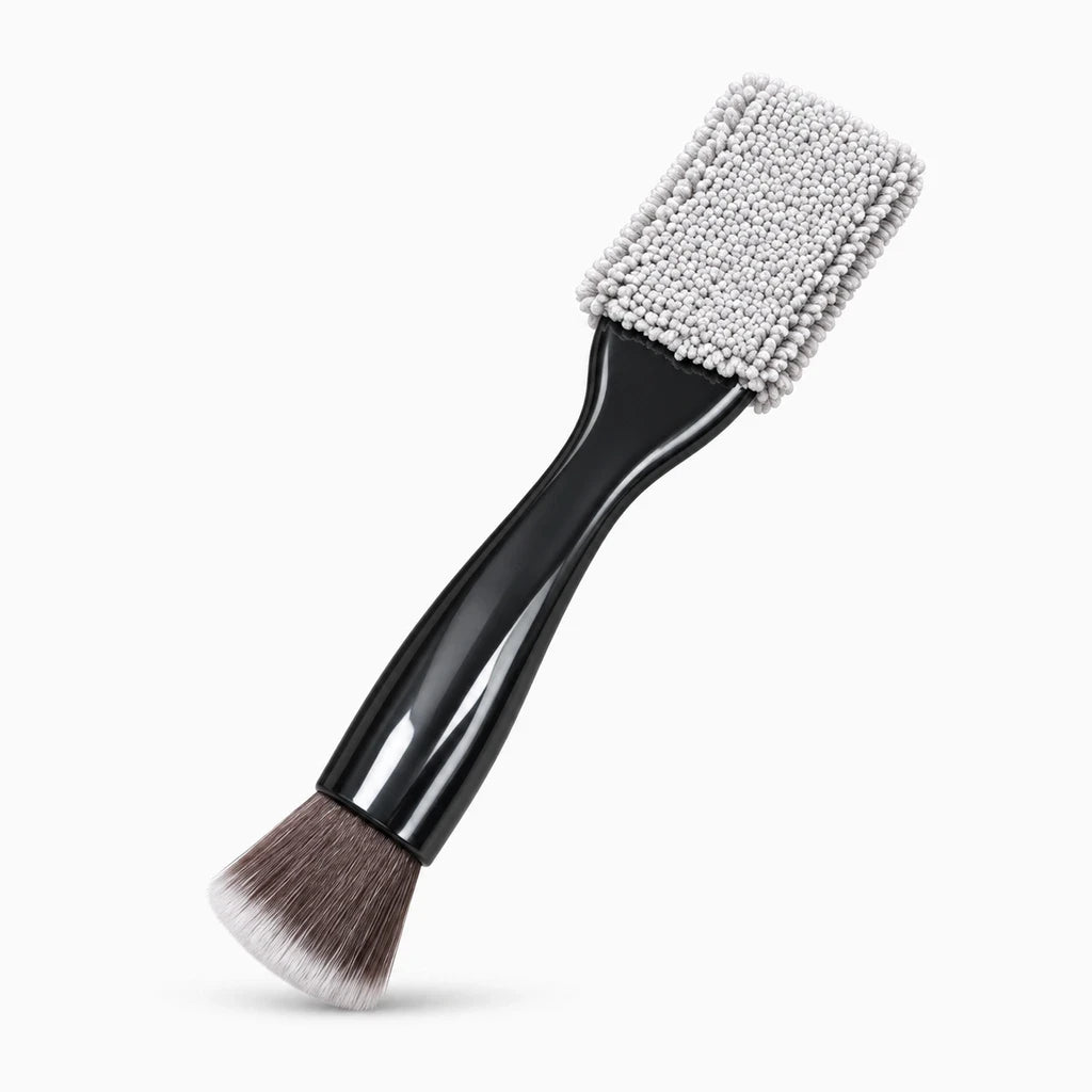 Produit nettoyage interieur voiture avec tête fine glissant entre les recoins étroits sans rayer les surfaces
