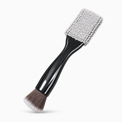 Produit nettoyage interieur voiture avec tête fine glissant entre les recoins étroits sans rayer les surfaces