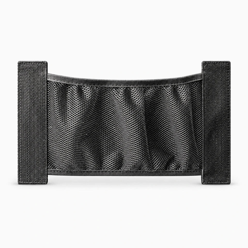 Filet extensible retenant sacs et bouteilles dans le coffre pendant la conduite