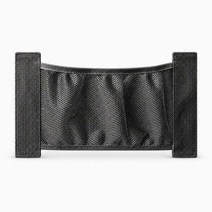 Filet extensible retenant sacs et bouteilles dans le coffre pendant la conduite