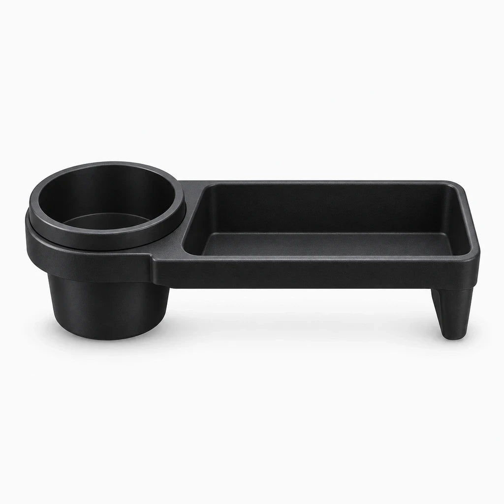 Rangement voiture compact montrant la fente stabilisante pour téléphone et les compartiments porte-boissons