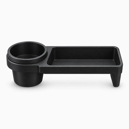 Rangement voiture compact montrant la fente stabilisante pour téléphone et les compartiments porte-boissons