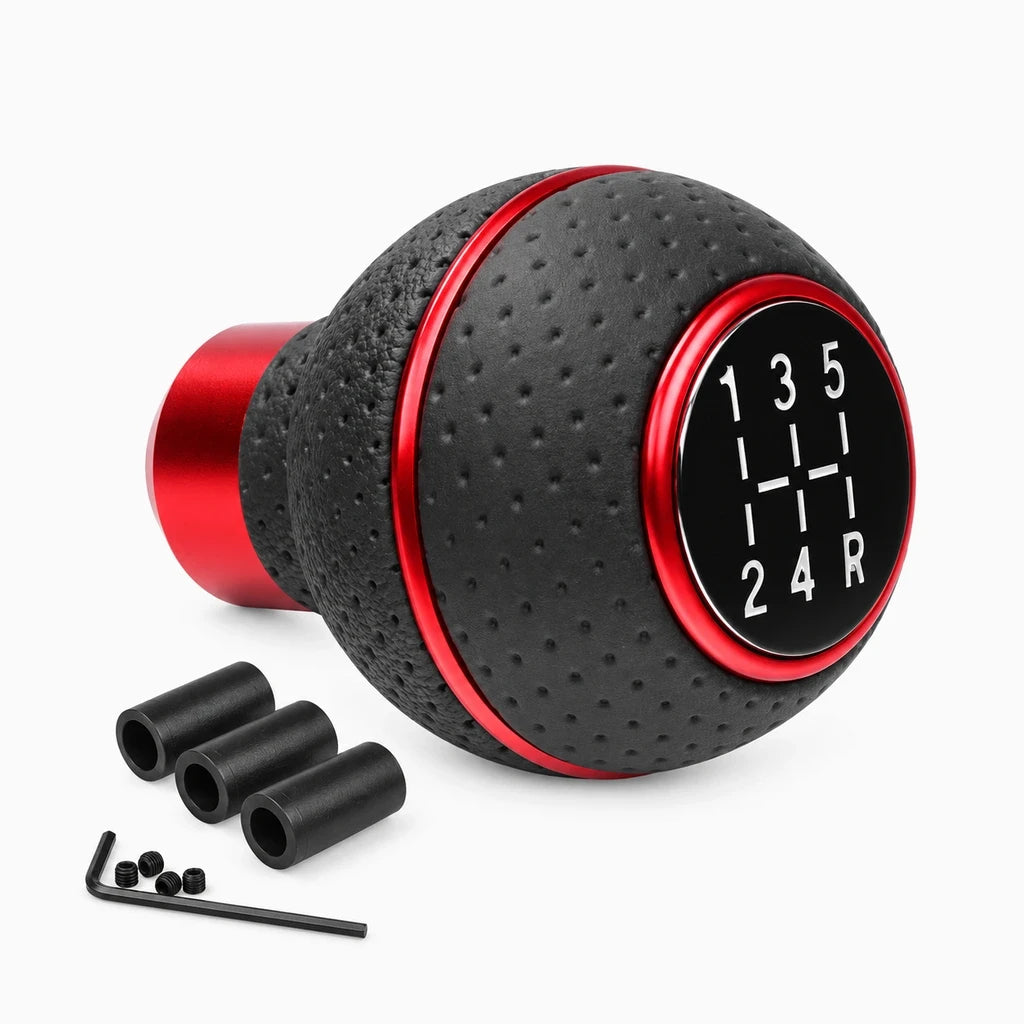 Pommeau de vitesse tuning en cuir rouge enveloppant le levier de boîte manuelle