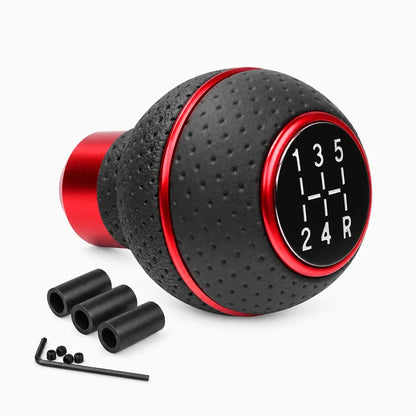 Pommeau de vitesse tuning en cuir rouge enveloppant le levier de boîte manuelle