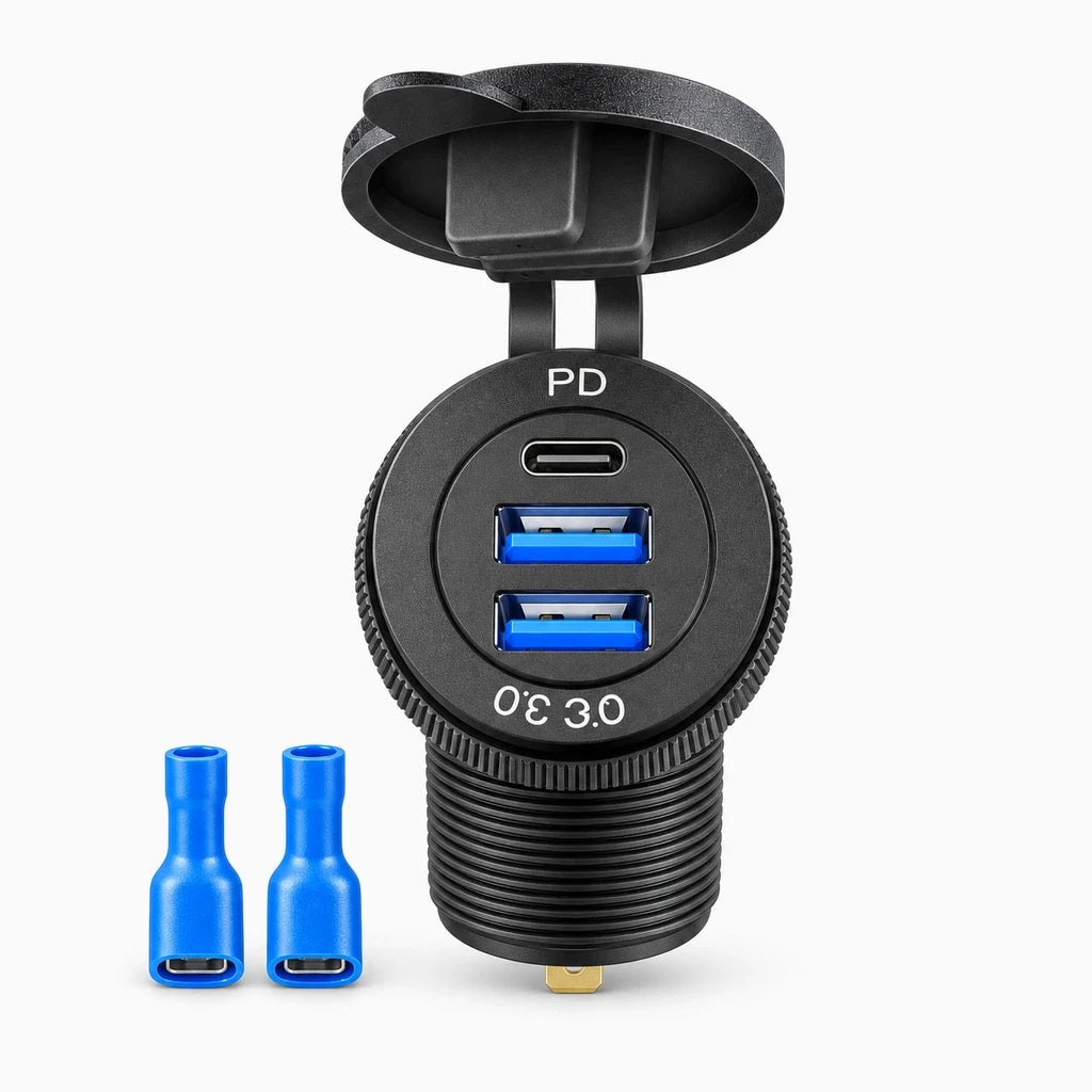 Prise USB voiture trois ports avec connecteur USB-C et QC 3.0 branché sur allume-cigare