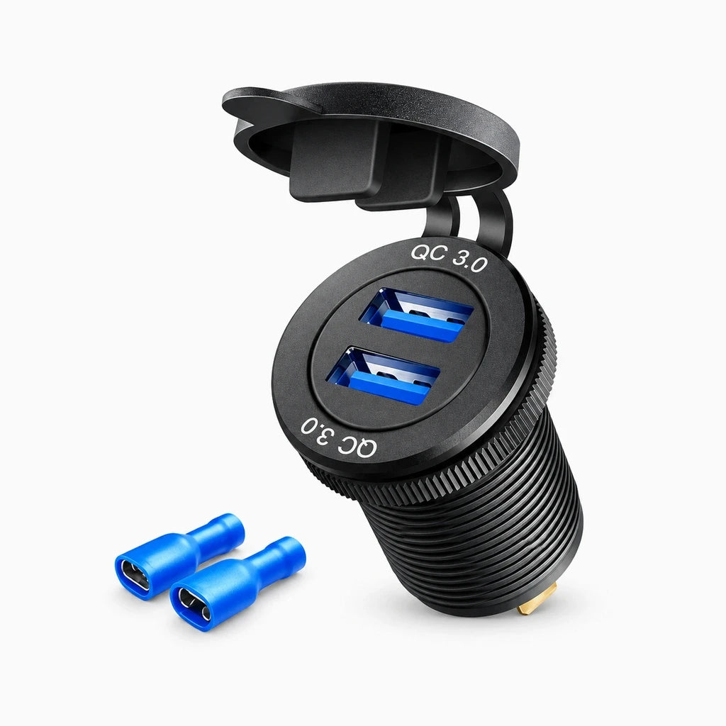 Prise voiture USB compacte affichant les trois ports de recharge pour appareils mobiles