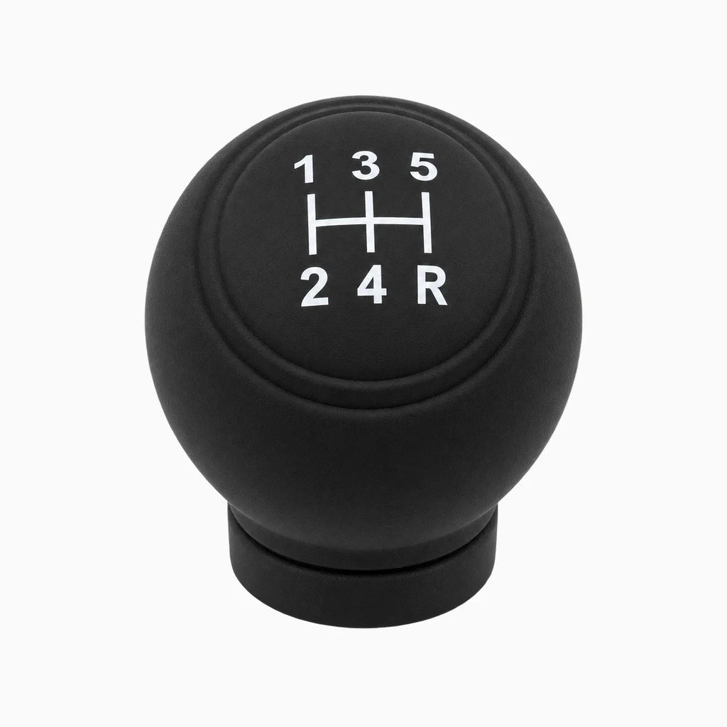 Housse silicone antidérapante enveloppant un pommeau de vitesse noir