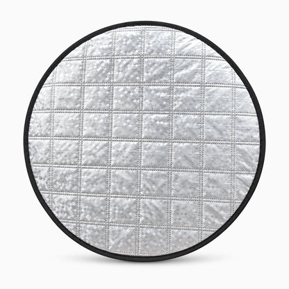 Housse de protection soleil voiture en tissu beige posée sur volant noir