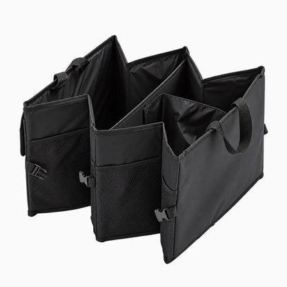 Rangement de coffre de voiture déplié contenant outils et courses organisés