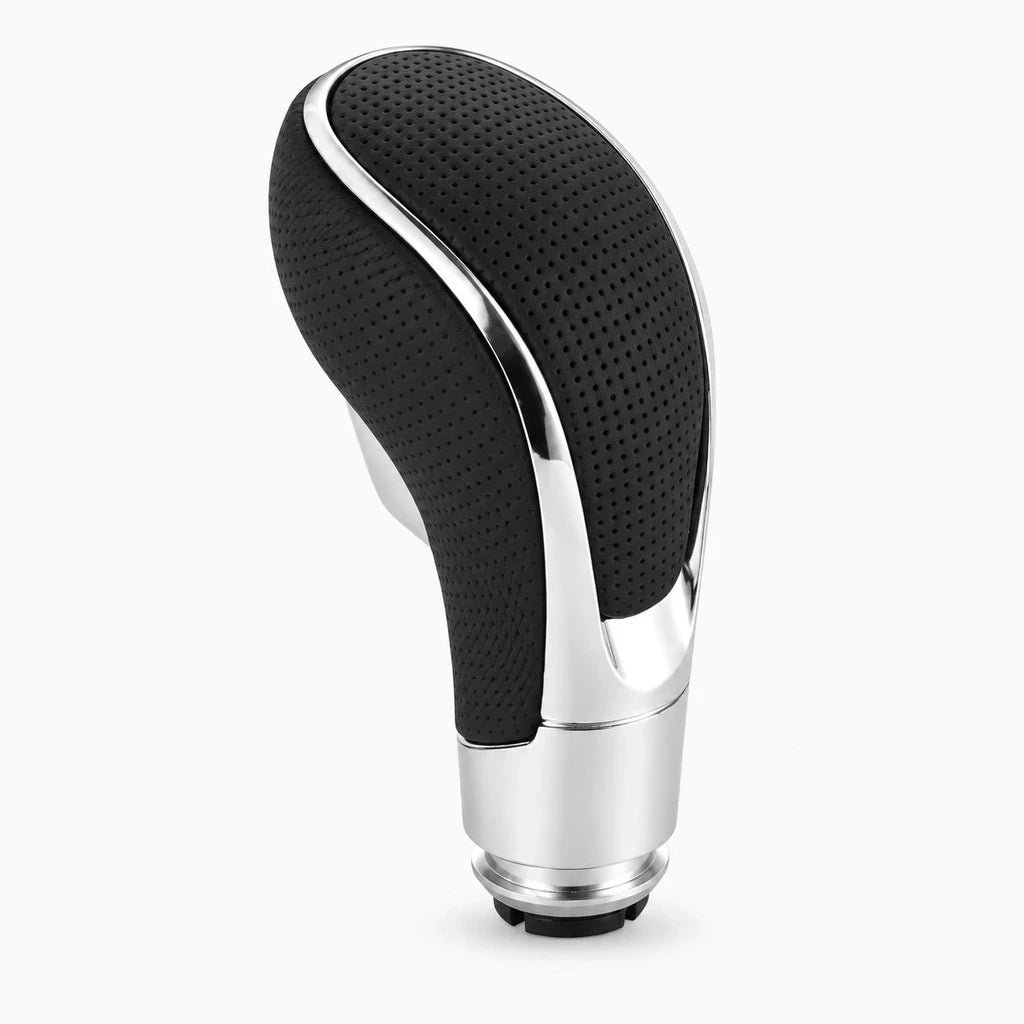 Soufflet pommeau de vitesse noir brillant installé sur levier automatique de voiture